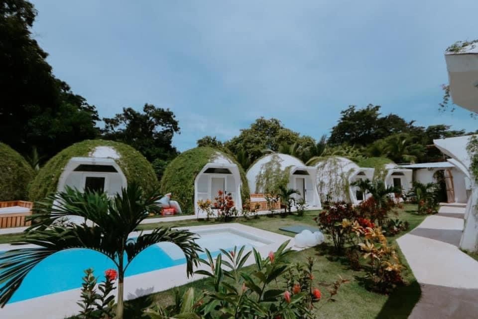 Igloo Beach Lodge
