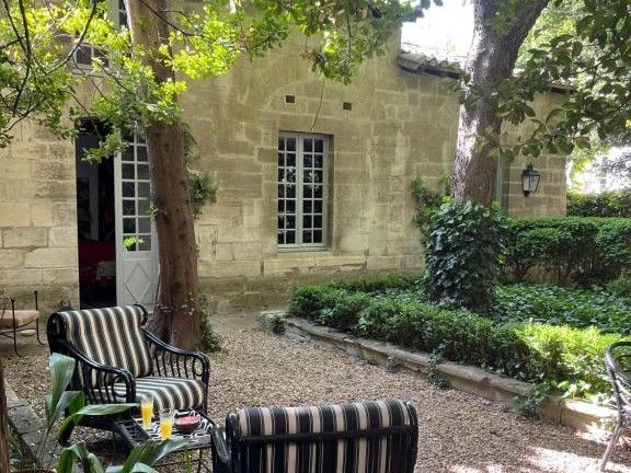 Gegenüber dem Palast