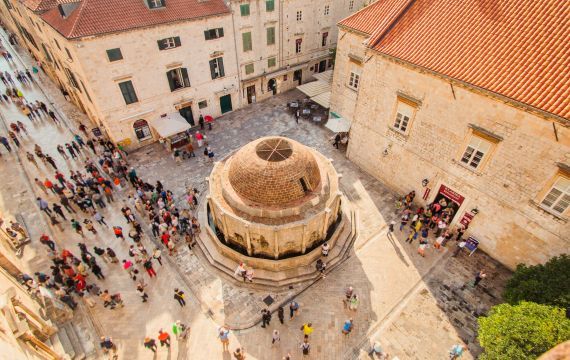 La fontaine en vue aérienne