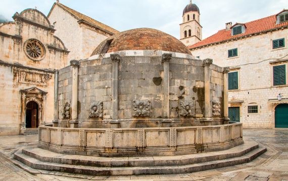 La fontaine d'Onofrio ornée de sculptures