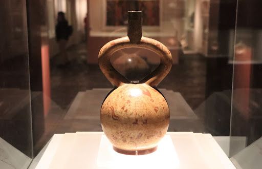 Objekte aus der Prä-Inka-Zeit im Larco-Museum in Lima