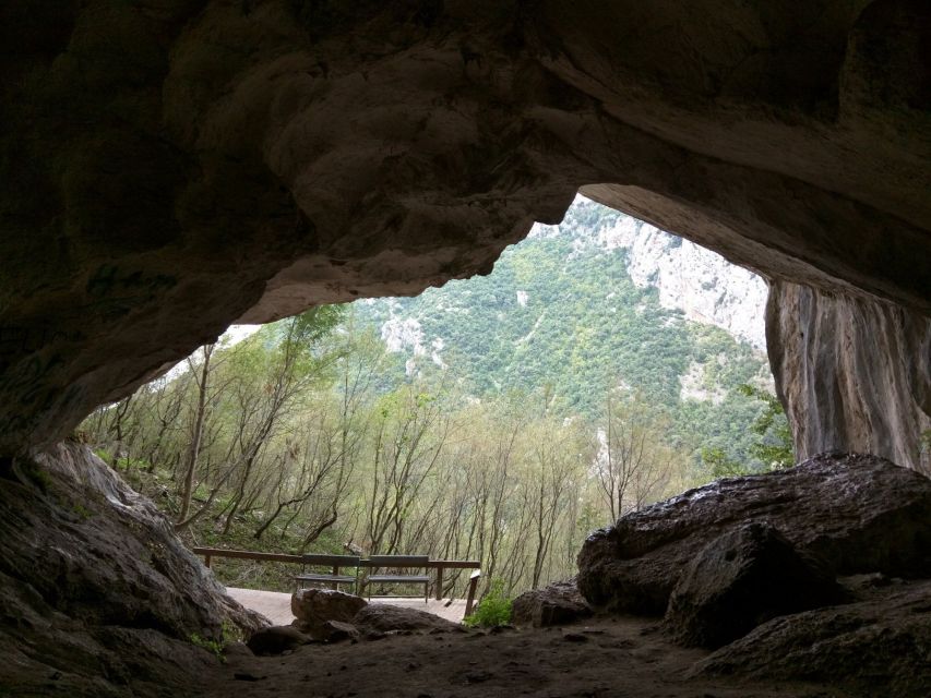 Visite de la grotte de Pëllumbas