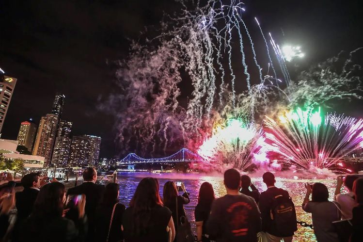 Feux d’artifice sur la rivière Brisbane à Brisbane, Queensland