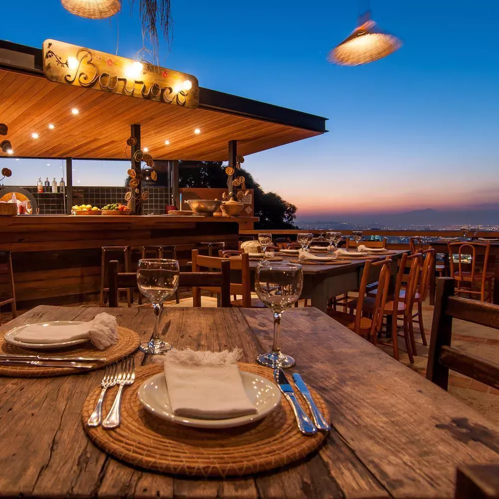 Speisen Sie auf der Spitze des Santa-Teresa-Hügels.