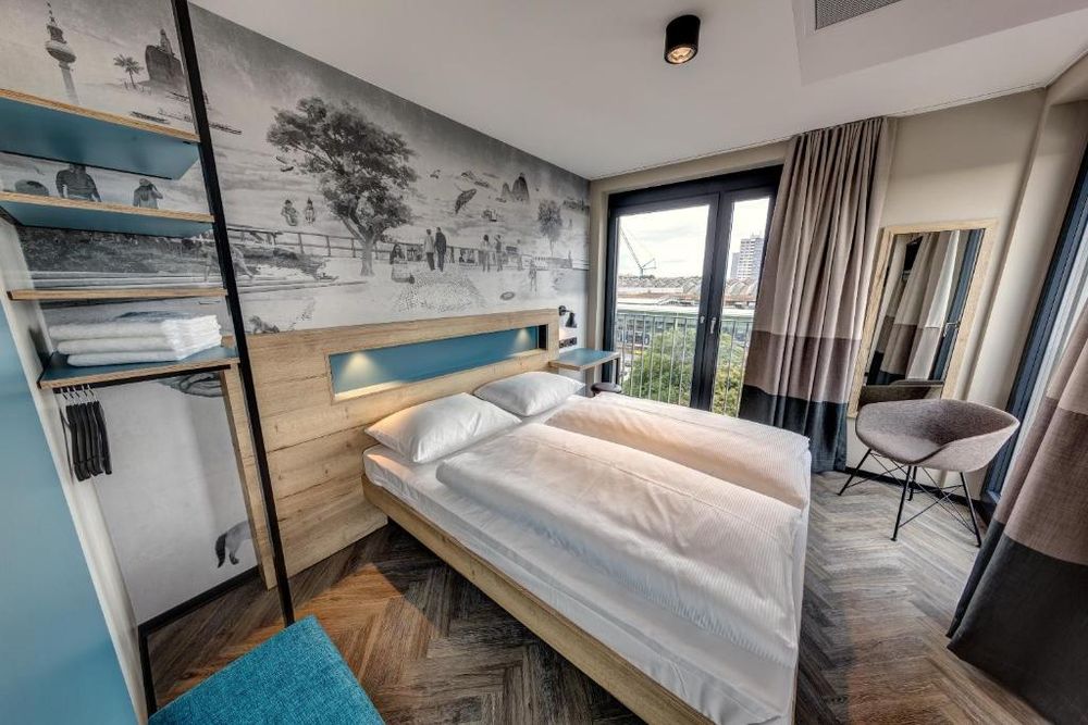 Un hotel con vistas al muro de Berlín