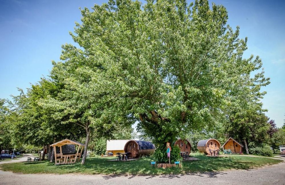 Camping de Tournus - Drole de cabane 3*
