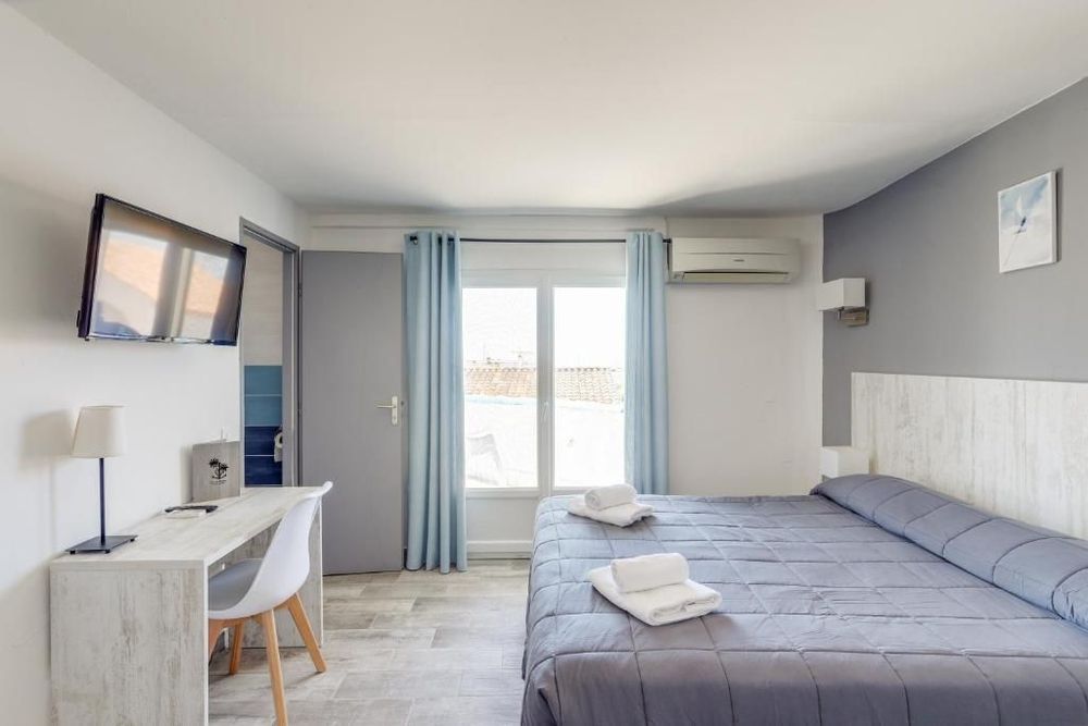Hotel Les Palmiers En Camargue
