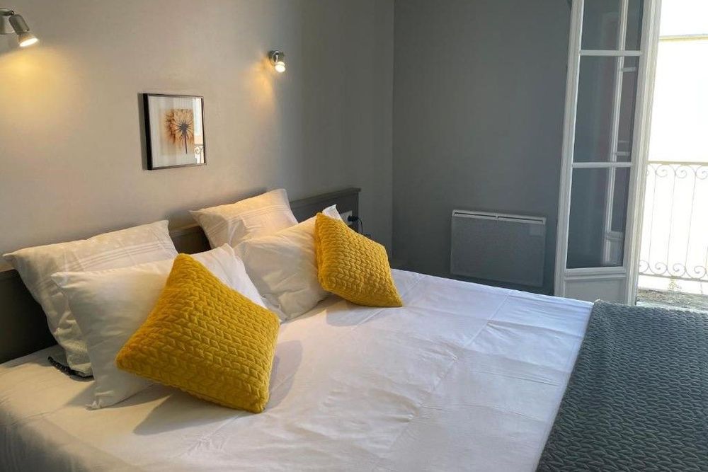 Logis Hôtel Castel de Mirambel 3*