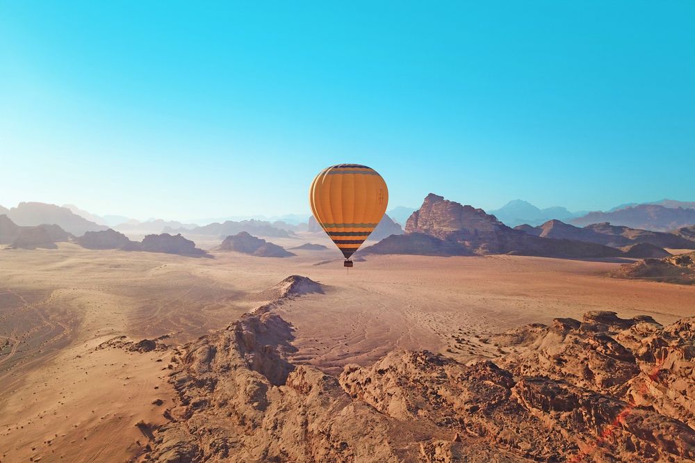 Book your hot-air balloon flight in Wadi Rum!