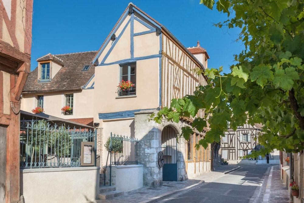 Hôtel Aux Vieux Remparts, The Originals Relais 4*