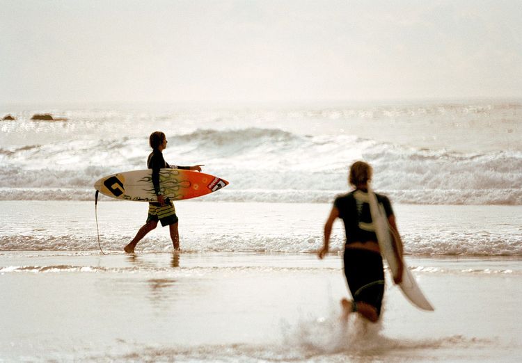 Surfeurs à Byron Bay, NSW
