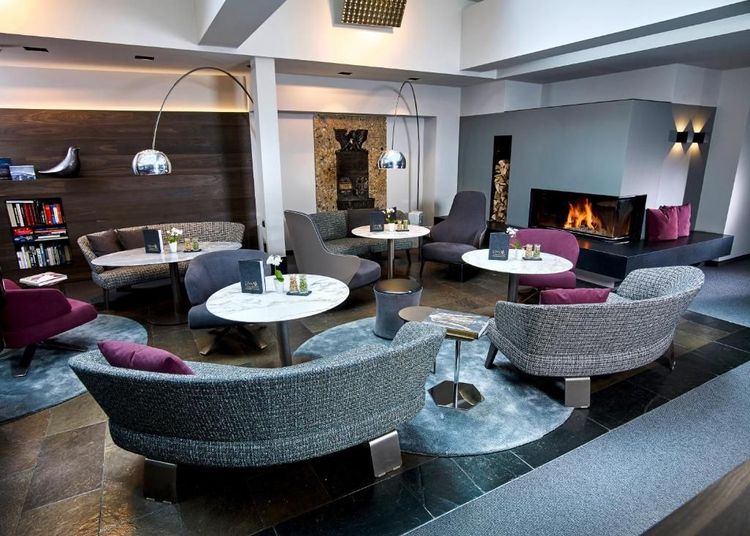 Le salon de l'hôtel avec sa cheminée