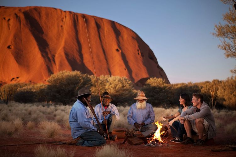 Discussion au coin du feu pendant une rencontre Aborigène