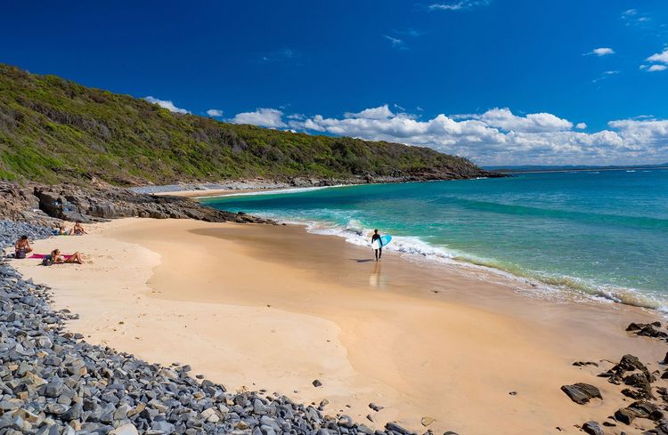 Surf à Winch Cove, parc national de Noosa.