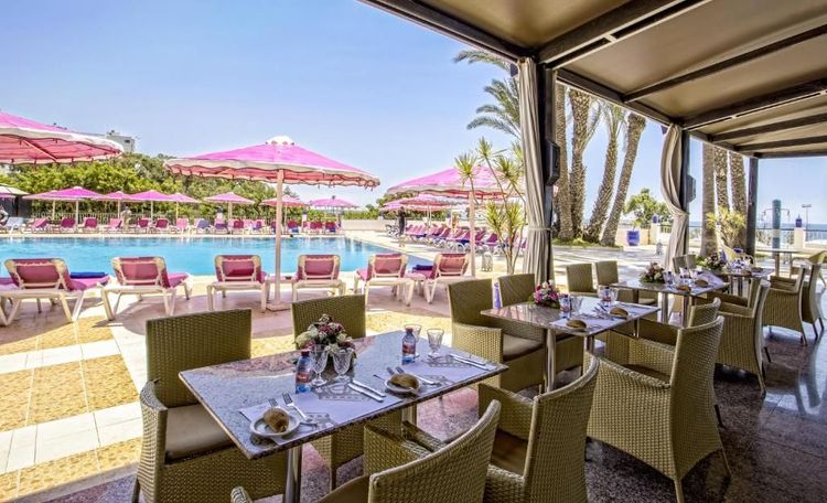 Die Terrasse mit Blick auf den Pool