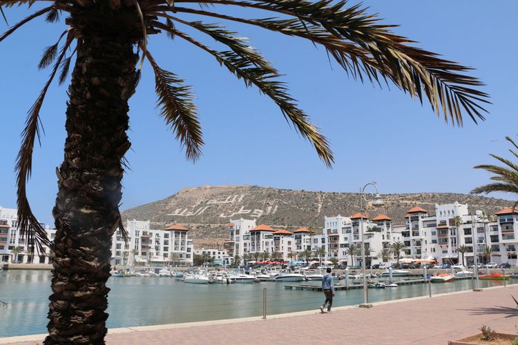 Spaziergang entlang der Marina von Agadir