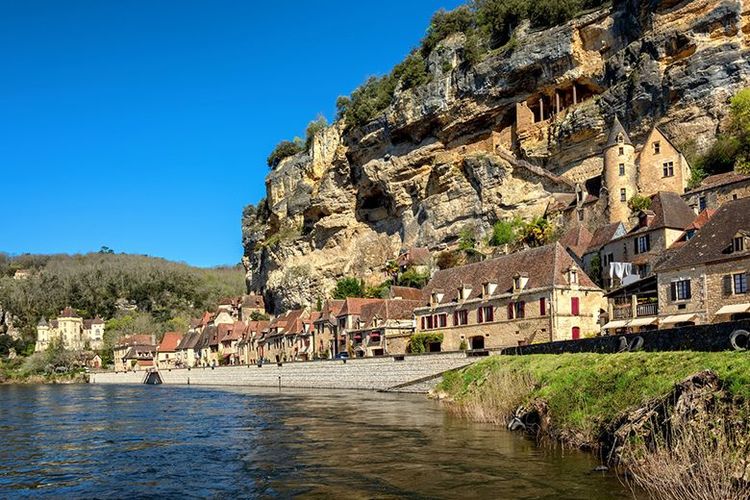 L'alignement des maisons anciennes de la Roque-Gageac, et son fort troglodyte