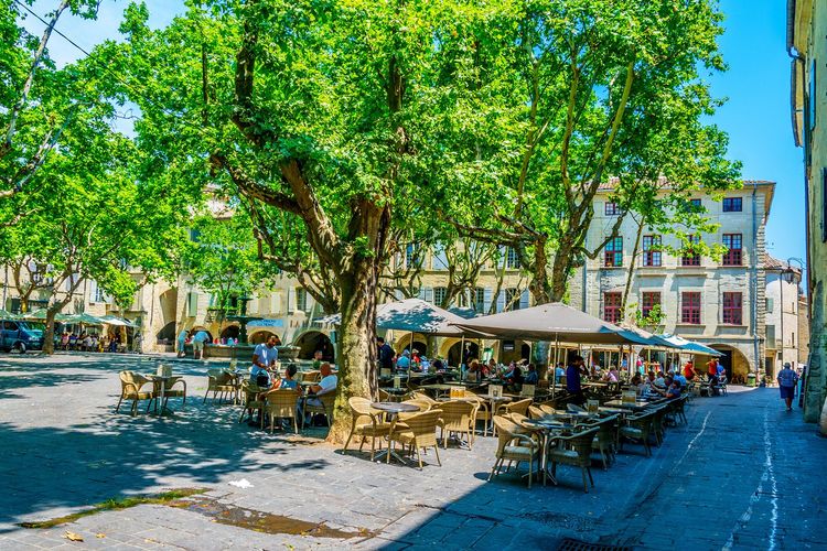 Place aux Herbes dans le centre d'Uzès, place du marché