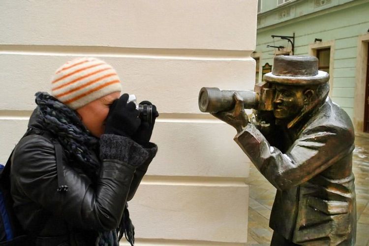 Eparpillées dans la ville, de nombreuses statues, comme celle du Paparazzi, ont but d'amuser touristes et habitants.