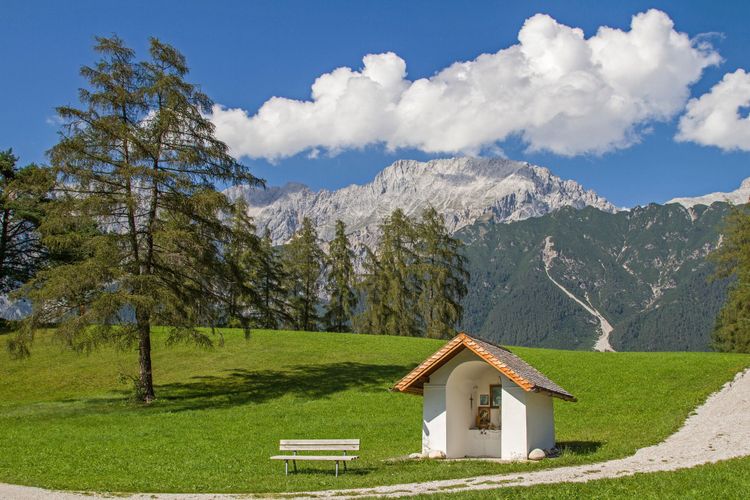 ie kleine idyllische Wiesenkapelle auf dem Mieminger Plateau