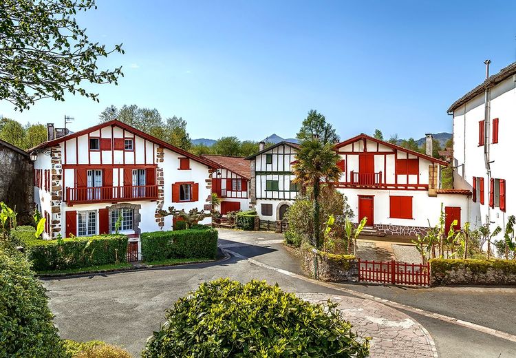 Les fameuses maisons à colombages d'Ainhoa, pays basque.