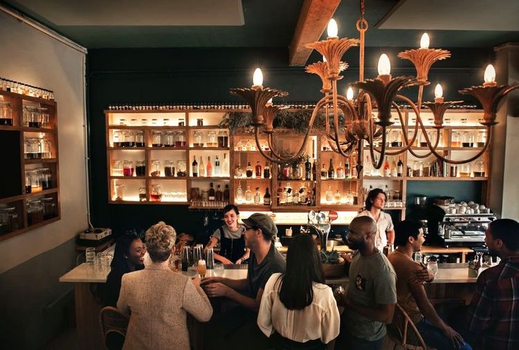 Les bars à lait ont tendance à se transformer en débits de boisson contemporains