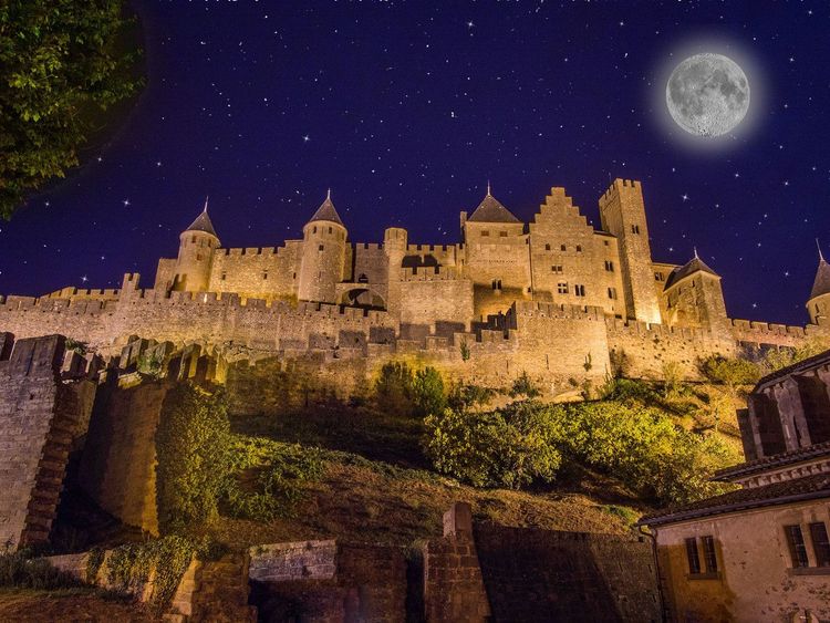 La cité médiévale vue de nuit depuis la ville basse © Christian Delbert/123RF
