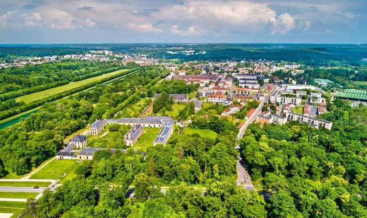 Vue aérienne de la forêt et du château de Fontainebleau © Leonid Andronov/123RF 