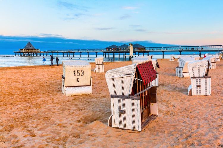 chaises de plage à capuchon à la jetée de Heringsdorf, Usedom © Christian Müller /123RF