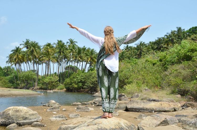 Une femme en pleine méditation dans la nature indienne © happyalex/123RF