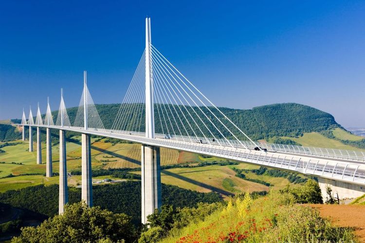 Le viaduc de Millau dans l'Aveyron © phbcz/123RF