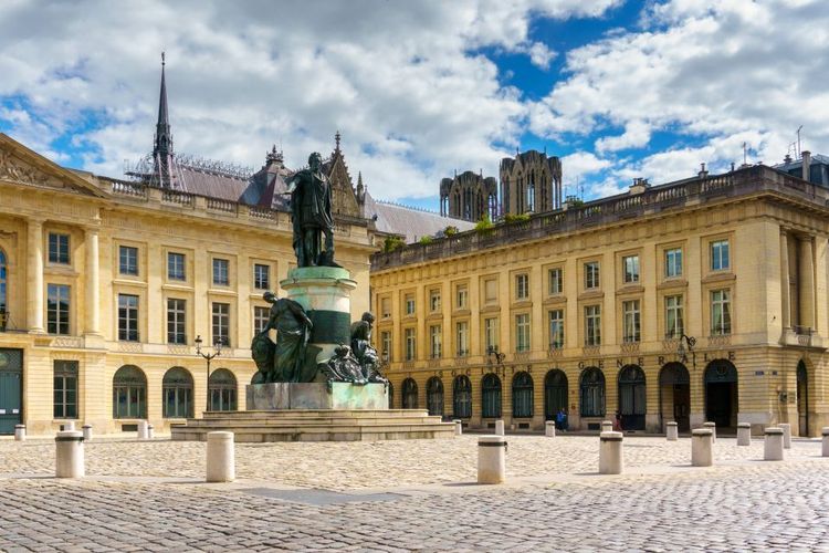 La Place Royale à Reims, France © Pakin Songmor / 123RF
