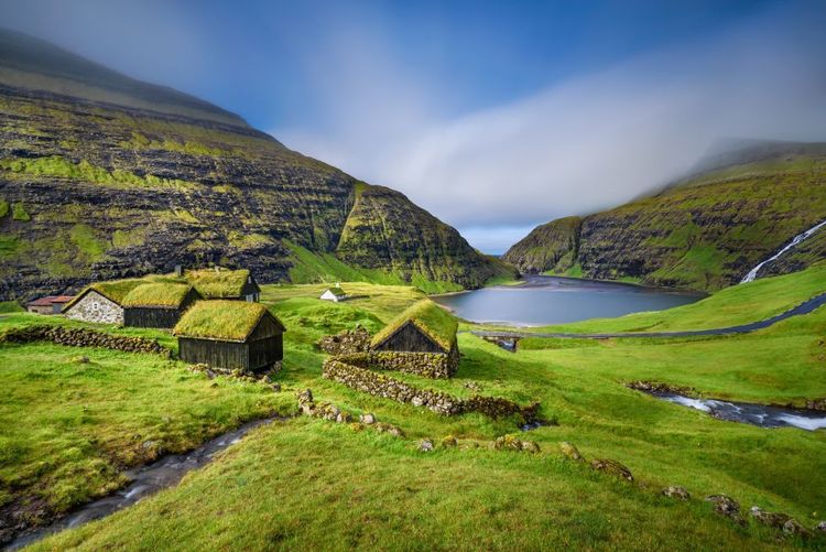 Un paysage entre lac et montagne en Norvège © mirco1/123rf