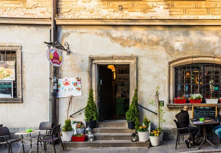 Se plonger dans le charme emblématique des bars à lait de Varsovie