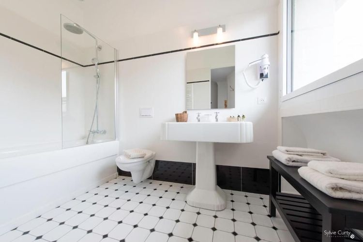L'immense salle de bain d'une chambre