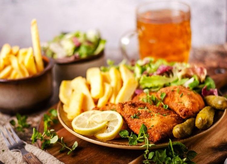 Authentiques fish n' chips australiens, servis avec de la bière