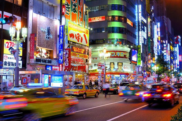 Yasukuni-dori près de Kabuki-cho, le quartier des divertissements de Shinjuku