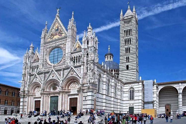 Le Duomo de Sienne, bel exemple d'architecture médiévale dans laquelle se fondent des éléments gothiques et romans.