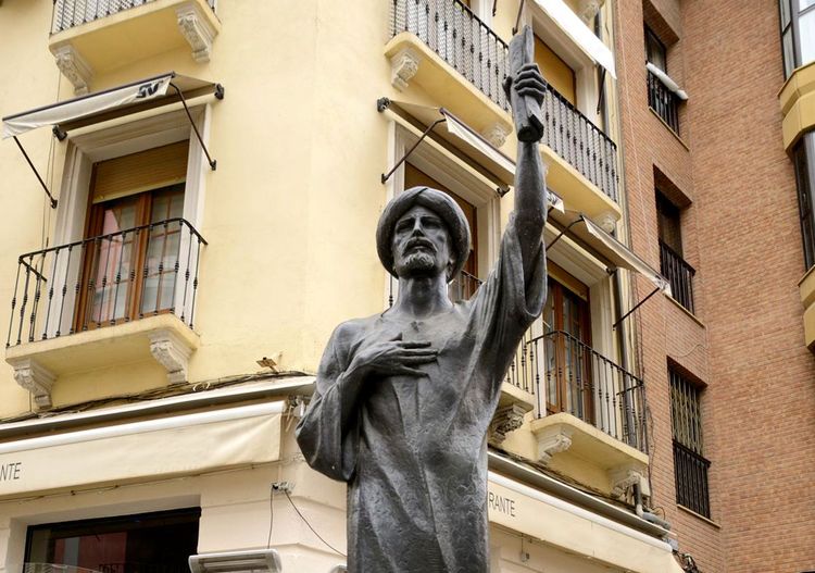 Statue de Yehudah ben Saul ibn Tibon