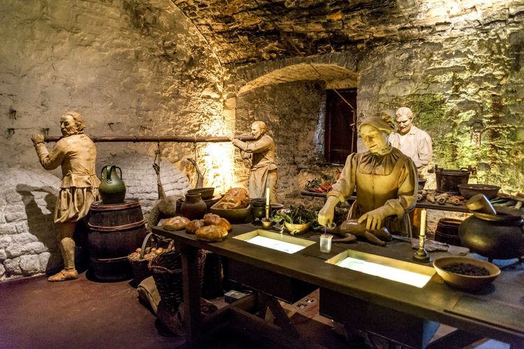La reconstitution des cuisines d'autrefois avec la préparation du pain pour les domestiques