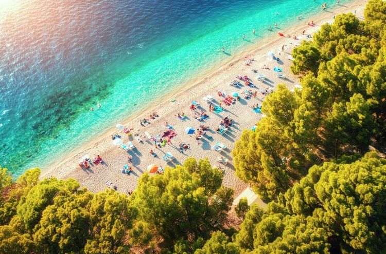 La charmante plage de Milna est bordée d'une pinède