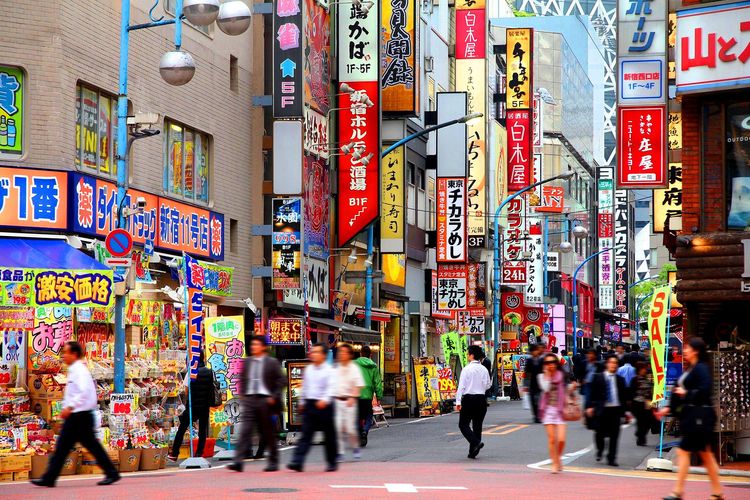 Shinjuku, c'est aussi le foisonnement des enseignes lumineuses