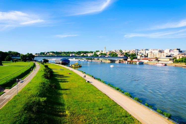 La Danube et ses péniches près de la rue Strahinjica Bana