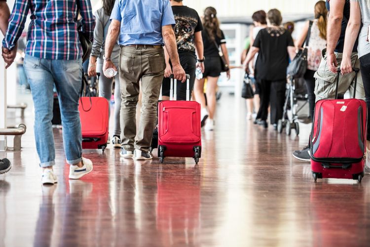 Voyageurs avec valises traversant l'aéroport