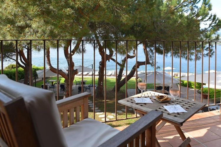 Hotelterrasse mit Blick auf den Strand