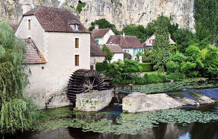 L'ancien moulin à blé du village et son aube dans l'Anglin