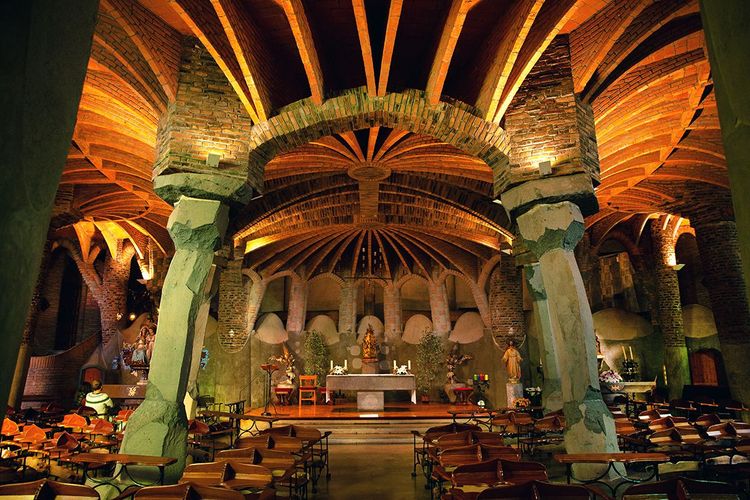 Santa Coloma de Cervello, l'autel de l'église de Colonia Güel