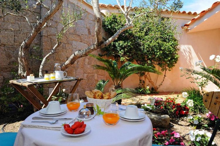 Das Frühstück, das im Garten des Hotels serviert wird