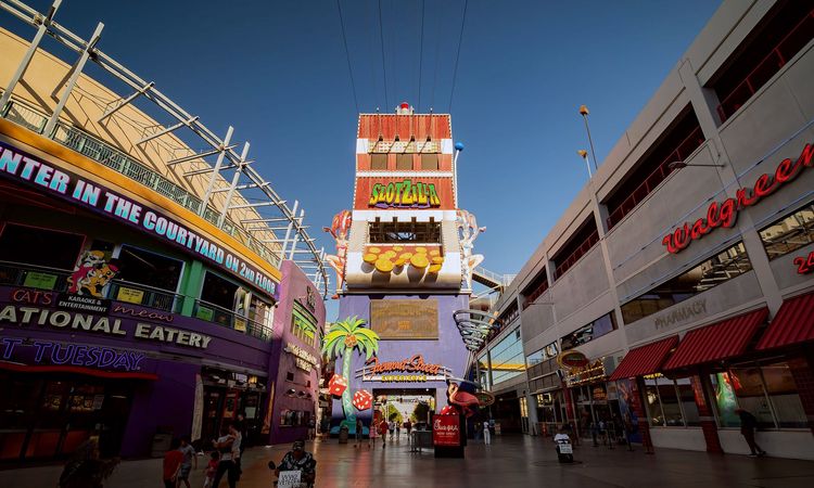 La tour du Slotzilla d'où partent les tyroliennes