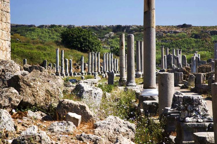 Des temples détruits il subsistent les colonnes doriques grecques